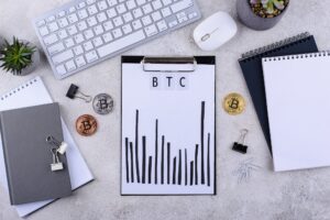 Agência web 3 - Calendário de Bitcoin na mesa. conceito de criptomoeda