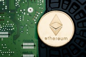 Agência Web3 - Ethereum dourado na placa-mãe do circuito eletrônico